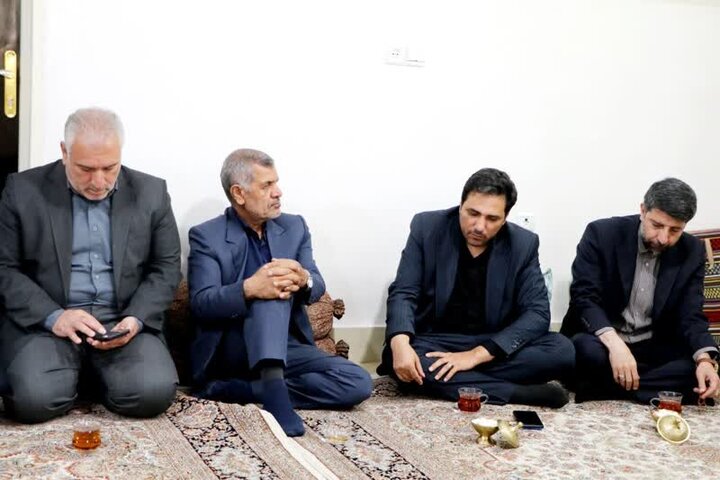 مسئولان وزارت جهاد کشاورزی با خانواده شهیدان &laquo;سفیدپری&raquo; دیدار کردند