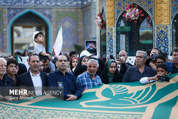رونمایی از بزرگترین ابر پرچم نقشه ایران در حرم مطهر امام رضا(ع)