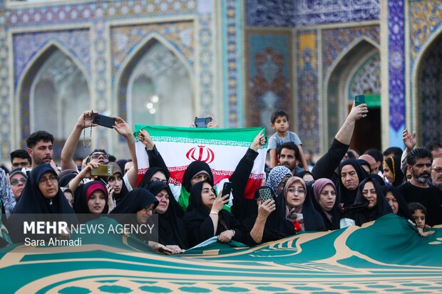 رونمایی از بزرگترین ابر پرچم نقشه ایران در حرم مطهر امام رضا(ع)