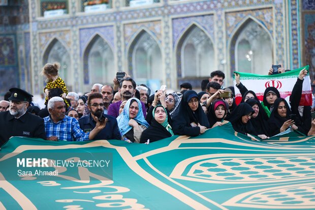 رونمایی از بزرگترین ابر پرچم نقشه ایران در حرم مطهر امام رضا(ع)