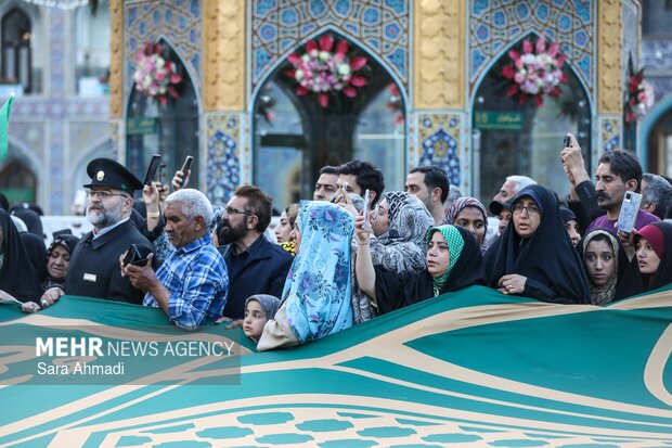 رونمایی از بزرگترین ابر پرچم نقشه ایران در حرم مطهر امام رضا(ع)
