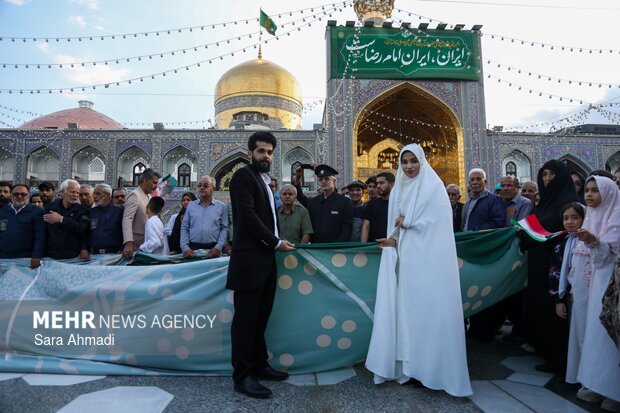 رونمایی از بزرگترین ابر پرچم نقشه ایران در حرم مطهر امام رضا(ع)