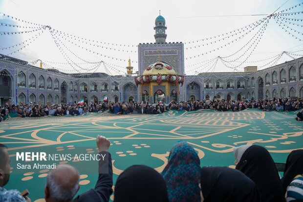 رونمایی از بزرگترین ابر پرچم نقشه ایران در حرم مطهر امام رضا(ع)