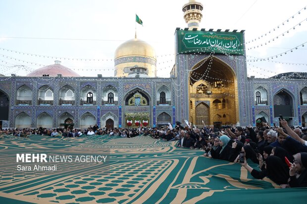 رونمایی از بزرگترین پرچم نقشه ایران در حرم امام رضا(ع)