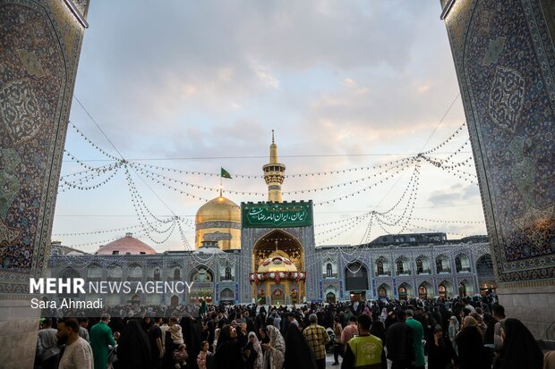پرچم و پوشش ضریح منور امام رضا(ع) تعویض شد
