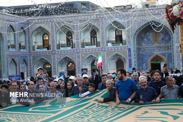 رونمایی از بزرگترین ابر پرچم نقشه ایران در حرم مطهر امام رضا(ع)