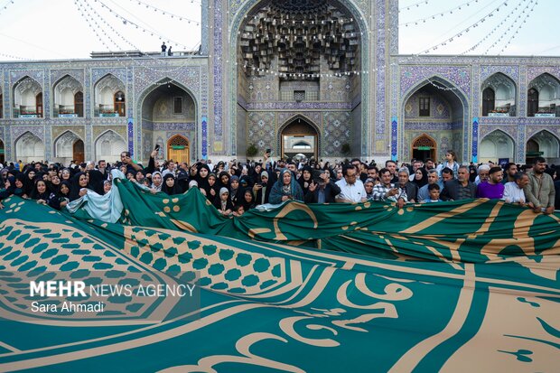 رونمایی از بزرگترین ابر پرچم نقشه ایران در حرم مطهر امام رضا(ع)