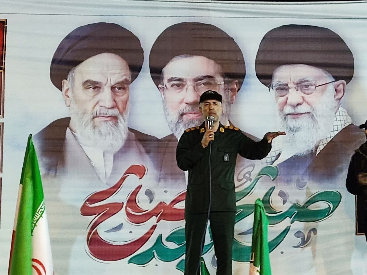 سرهنگ ملکعلیپور: پیام نیروهای مسلح به مردم ماندن در میدان است سرهنگ ملکعلیپور: پیام نیروهای مسلح به مردم ماندن در میدان است