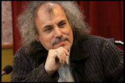 تورج زاهدی خطاب به هنرمندان: بدون یادکردن از دشمن چطور همدردی می‌کنید؟