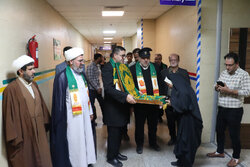 خادمان رضوی به بیمارستان برازجان رفتند؛ دیدار با خانواده شهدای دشتستان