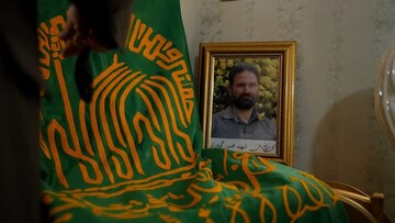 حضور خادمان حامل پرچم متبرک رضوی در منزل شهید «محسن گودرزی»