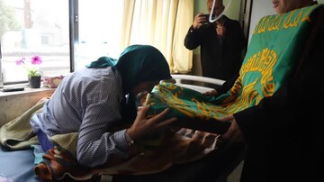 دیدار خادمان آستان مقدس رضوی با خانواده شهدای جنگ تحمیلی سوم شیروان