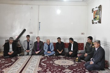 مسئولان لرستان با خانواده شهدای جنگ رمضان در معمولان دیدار کردند