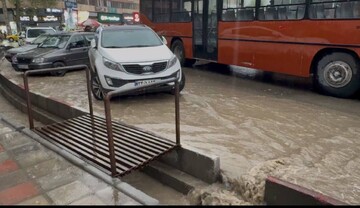 وقوع آبگرفتگی معابر در پی بارش شدید باران در سنندج