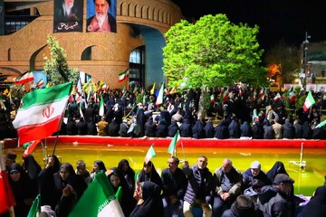 میدان‌داری مردم اراک برای بیعت با رهبر انقلاب در شب میلاد امام رضا(ع)