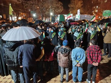 اجتماع شبانه گروسی‌ها زیر بارش باران در میدان شهید رحمانی