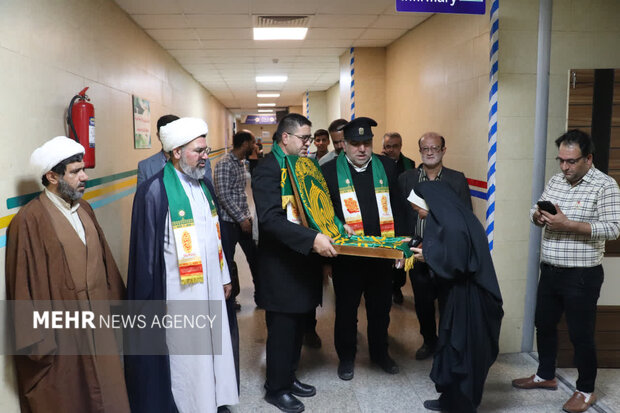 خادمان رضوی به بیمارستان برازجان رفتند؛ دیدار با خانواده شهدای دشتستان