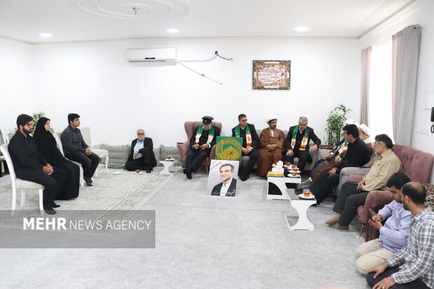 خادمان رضوی به بیمارستان برازجان رفتند؛ دیدار با خانواده شهدای دشتستان