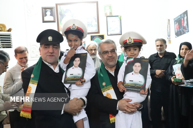 خادمان رضوی به بیمارستان برازجان رفتند؛ دیدار با خانواده شهدای دشتستان