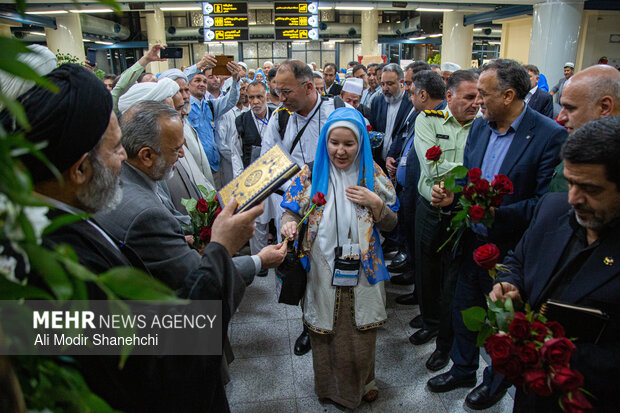 بدرقه نخستین کاروان حج ۱۴۰۵ از فرودگاه مشهد