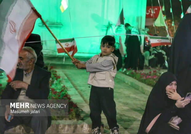 شب‌های حماسه خیابان در ایلام به عطر و بوی پرچم امام رضا (ع) معطر شد