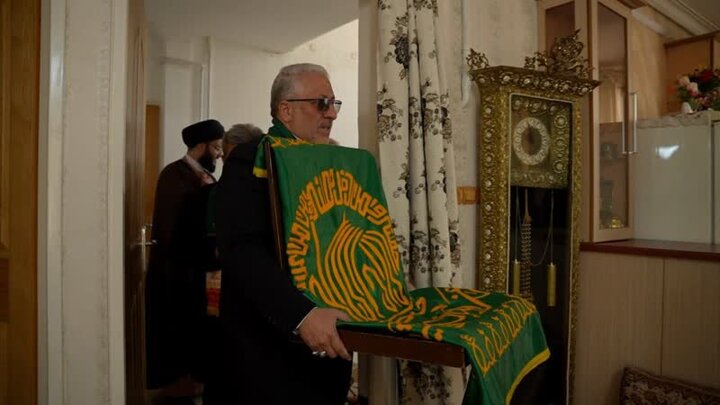 حضور خادمان حامل پرچم متبرک رضوی در منزل شهید «محسن گودرزی»