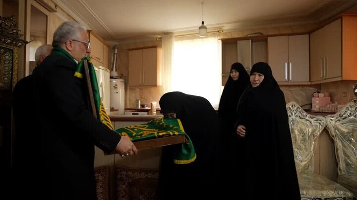 حضور خادمان حامل پرچم متبرک رضوی در منزل شهید «محسن گودرزی»
