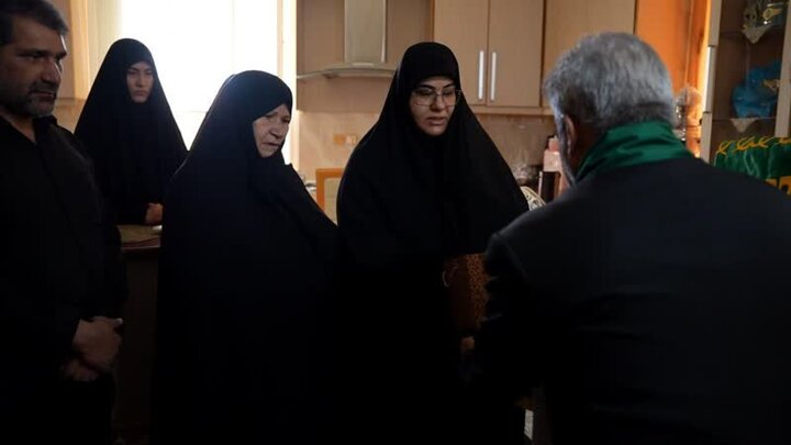 حضور خادمان حامل پرچم متبرک رضوی در منزل شهید «محسن گودرزی»