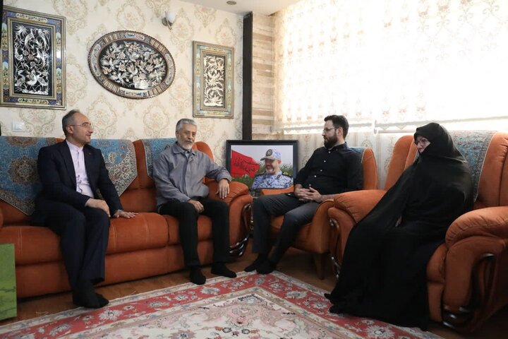 دیدار امیردریادار سیاری با خانواده شهید سرلشکر خلبان نصیرزاده