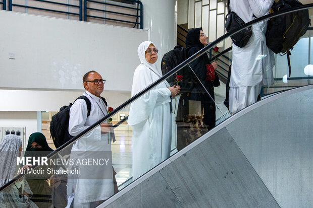 بدرقه نخستین کاروان حج ۱۴۰۵ از فرودگاه مشهد