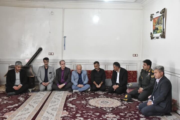 مسئولان لرستان با خانواده شهدای جنگ رمضان در معمولان دیدار کردند