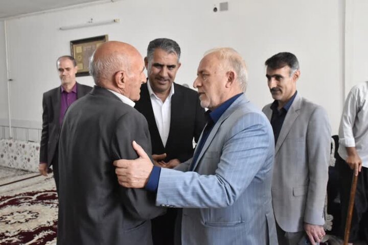مسئولان لرستان با خانواده شهدای جنگ رمضان در معمولان دیدار کردند