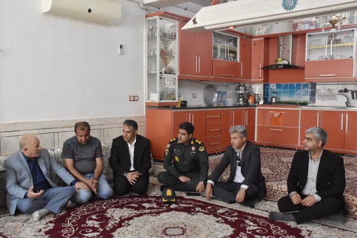 مسئولان لرستان با خانواده شهدای جنگ رمضان در معمولان دیدار کردند