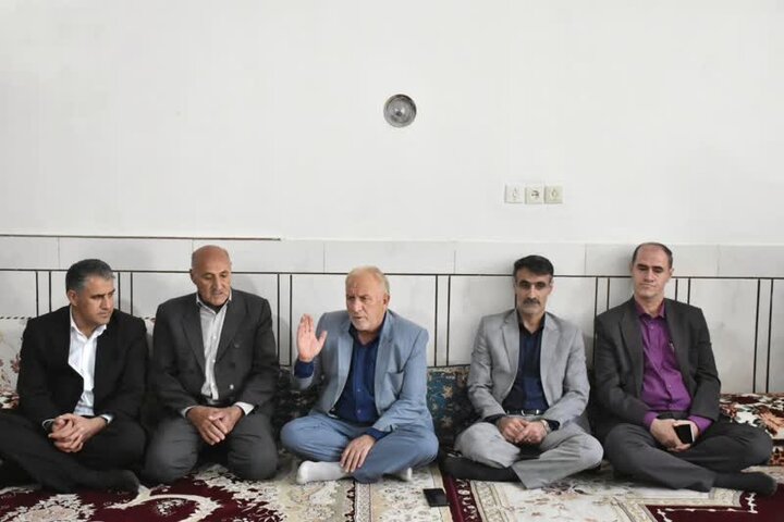 مسئولان لرستان با خانواده شهدای جنگ رمضان در معمولان دیدار کردند