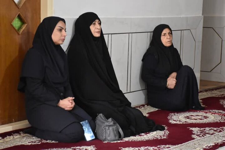 مسئولان لرستان با خانواده شهدای جنگ رمضان در معمولان دیدار کردند