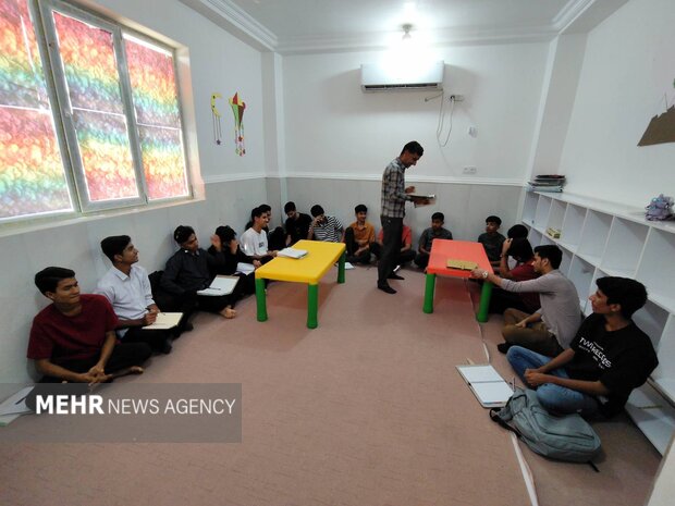 کلاس‌های درس در مسجد؛ روایتی از ایثار معلمان سیریکی در روزهای جنگ