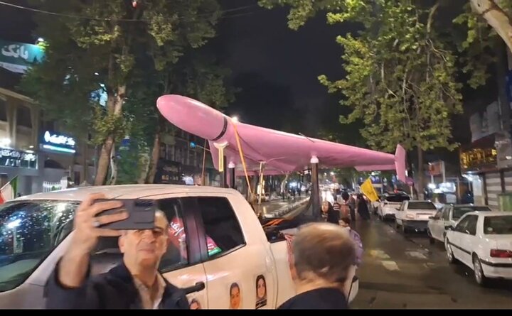 نمایش پهپادهای شاهد ۱۳۶ در اجتماع شبانه مردم کرمانشاه