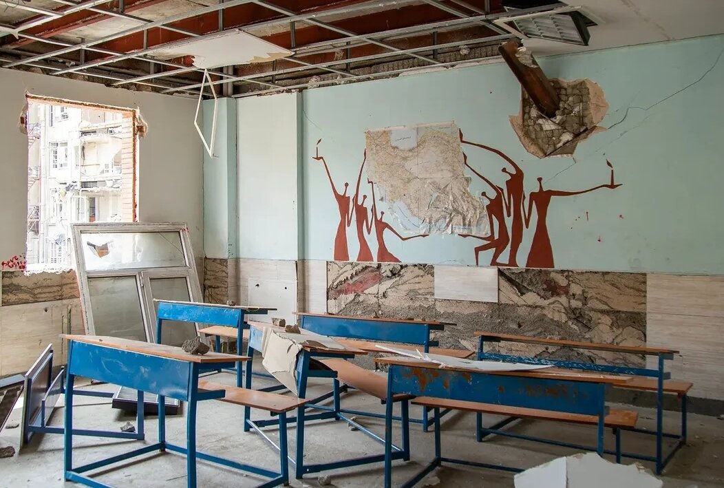 نقش‌هایی از بنکسی ایرانی در مدارس جنگ‌زده؛ میرزاحمید دست به کار شد