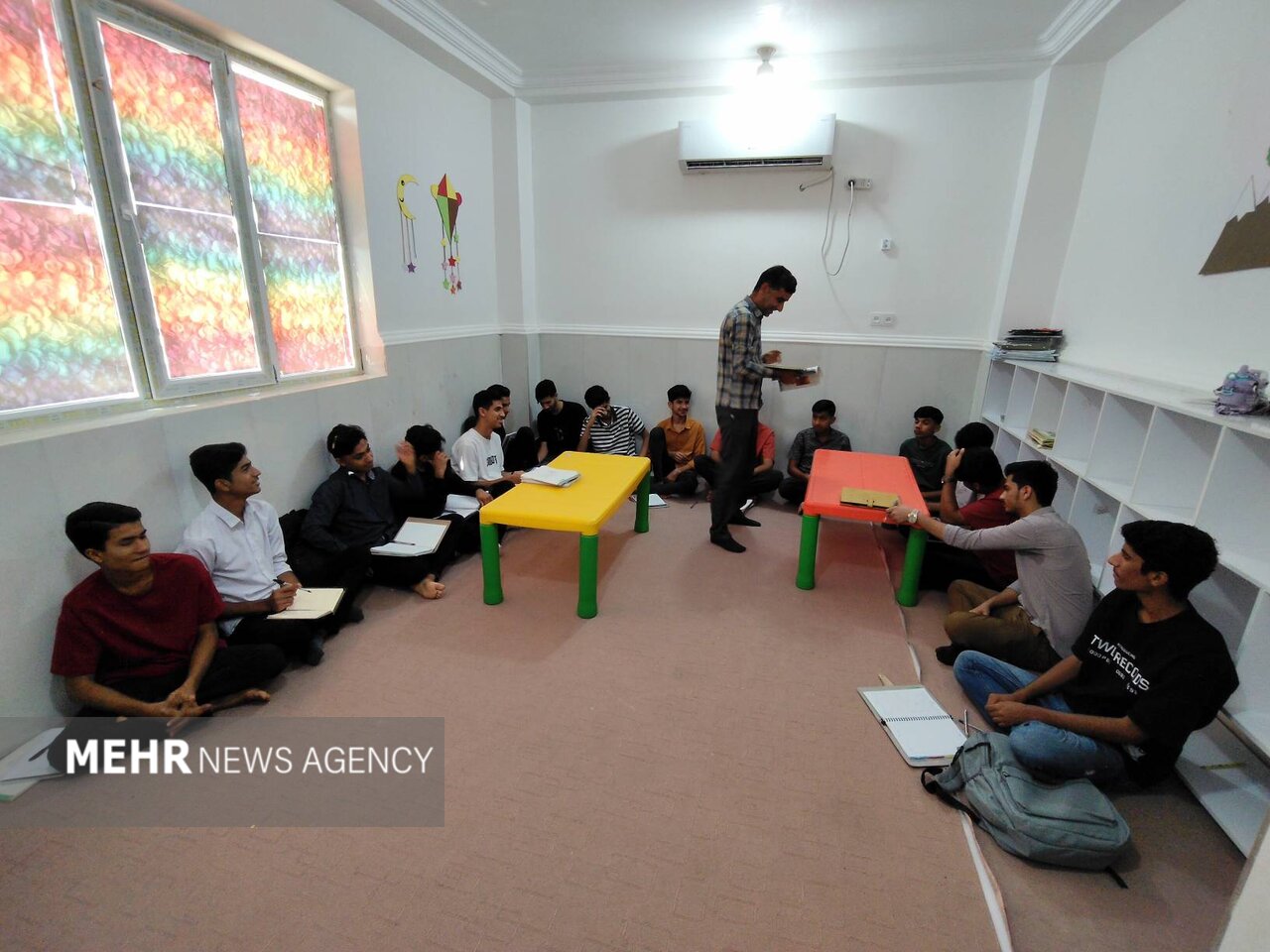 کلاس‌های درس در مسجد؛ روایتی از ایثار معلمان سیریکی در روزهای جنگ