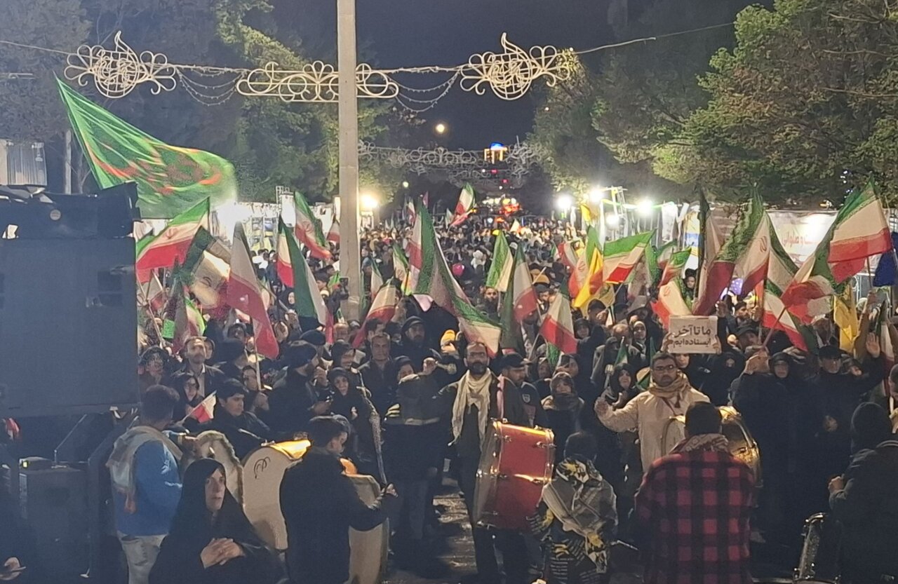 اجتماع شبانه تبریزی‌ها در شب‌های اقتدار ملی زیر بارش باران بهاری