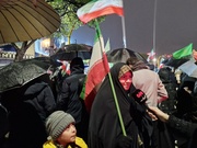 مردم اردبیل زیر باران شدید در دفاع از انقلاب و رهبری و نیروهای مسلح