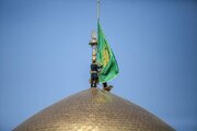 تصاویری از آیین معنوی تعویض پرچم گنبد مطهر رضوی 