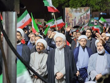 تجمع شبانه سنندجی‌ها در شب میلاد امام رضا(ع)