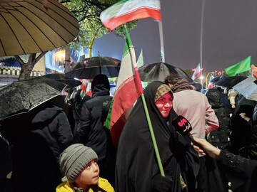 مردم اردبیل زیر باران شدید در دفاع از انقلاب و رهبری و نیروهای مسلح