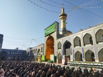 حضور خادمان رضوی در مراسم تعویض پوش ضریح و پرچم گنبد حرم امام رضا(ع)