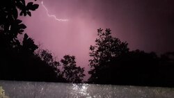 تصاویری از رعد و برق در آسمان شهر خرم‌آباد