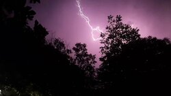 رعد و برق شدید در آسمان بجنورد؛ طبیعت بهاری در هیاهوی صاعقه