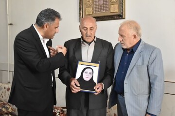 دیدار فرماندار معمولان با خانواده شهیدان شاکرمی، امرایی و شاکرمیان