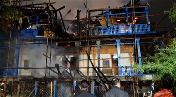 تصاویری از حریق خانه سنتی در پارک بعثت لاهیجان