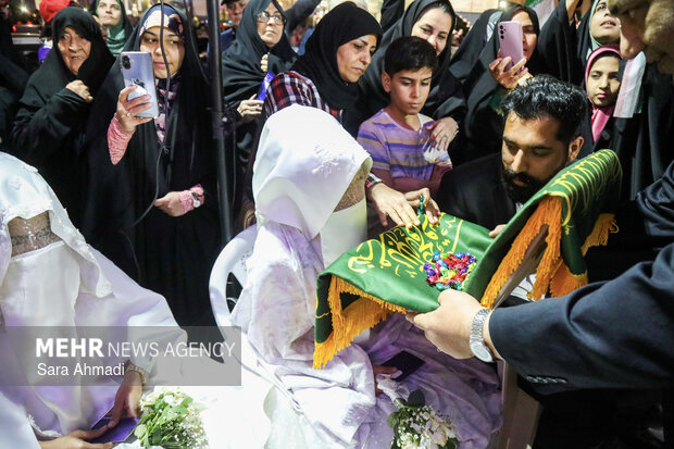 مراسم جشن عقد ۱۴ زوج مشهدی در شب میلاد امام رضا(ع)
